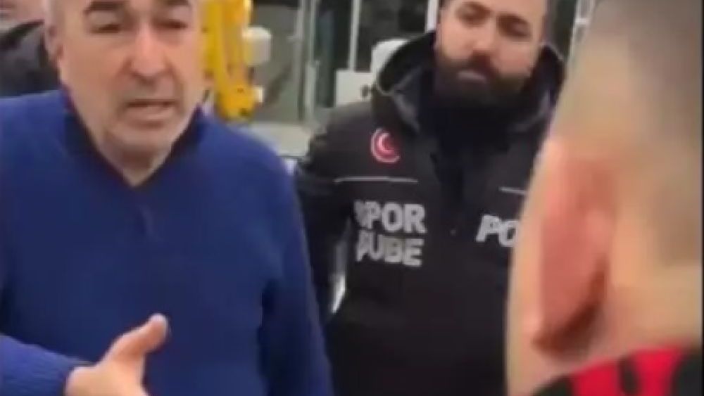 Samet Aybaba'ya Beşiktaş taraftarından tepki: "Bu kapılar nerede hocam?"